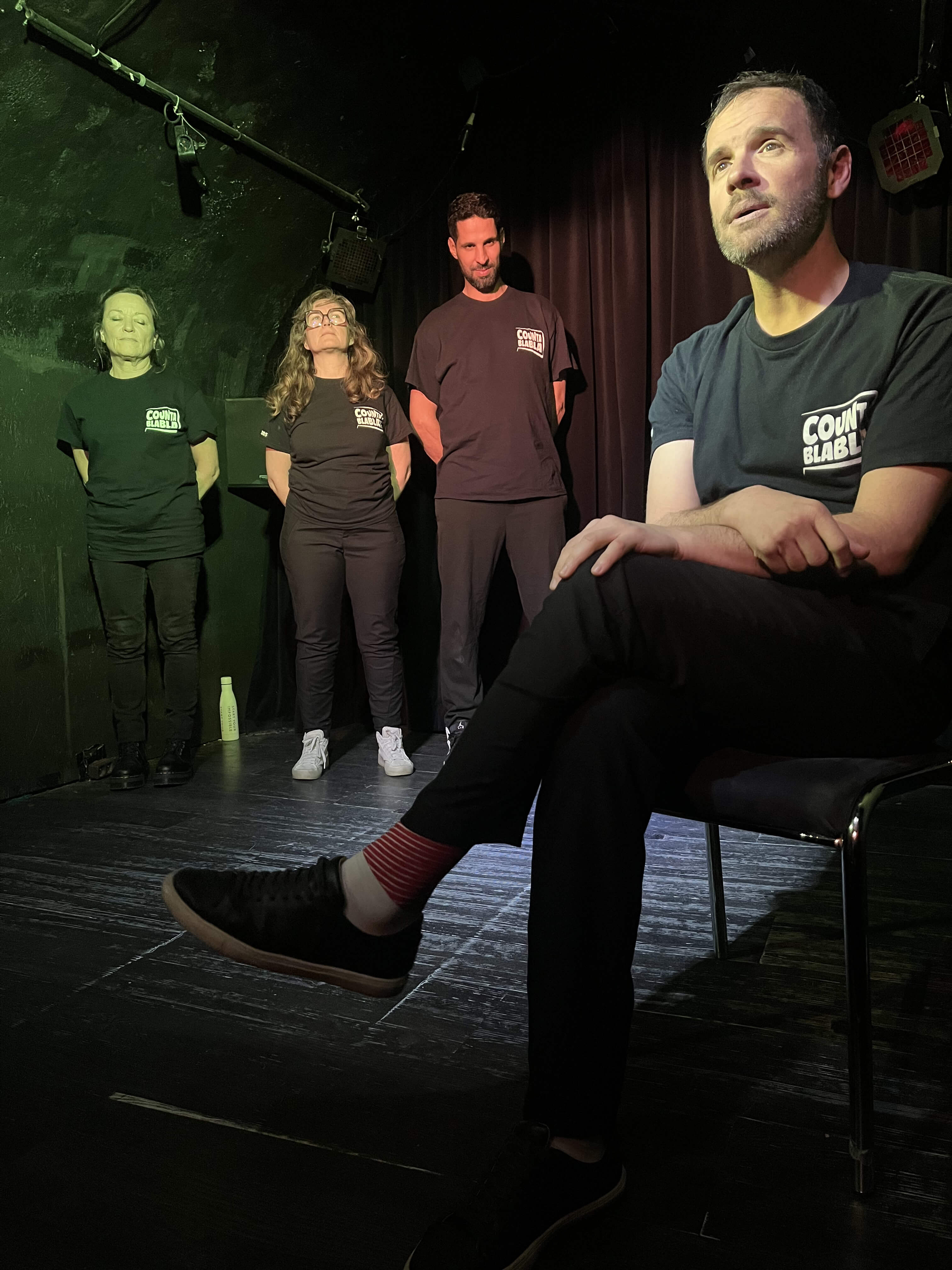 Jivéjigo — photo principale de la bulle Les comédiens de Jivéjigo improvisent devant le public au Théâtre de l’Impasse.
