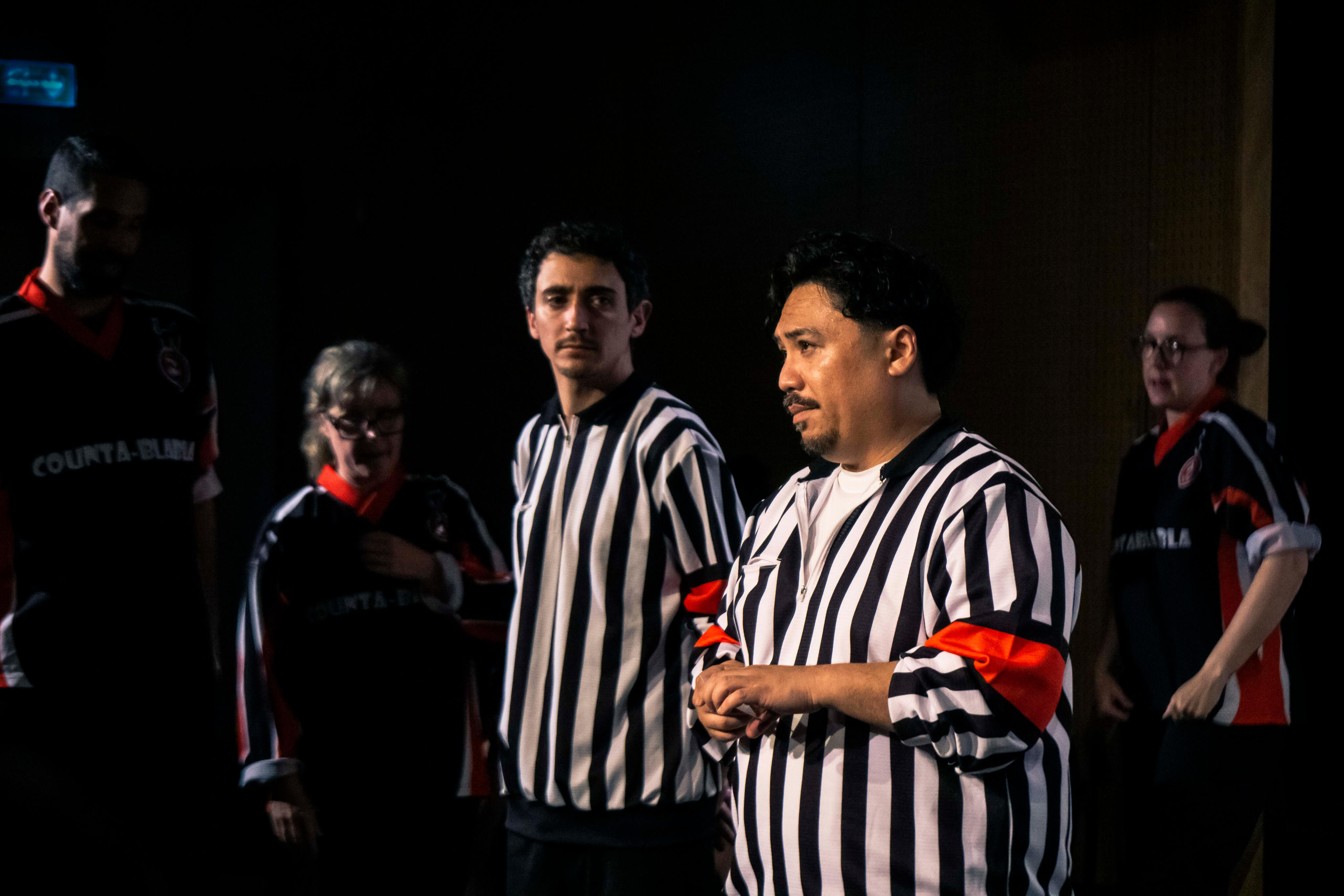 La troupe — photo dans la bulle Les arbitres et une comédienne de Counta Blabla réunis sur scène.