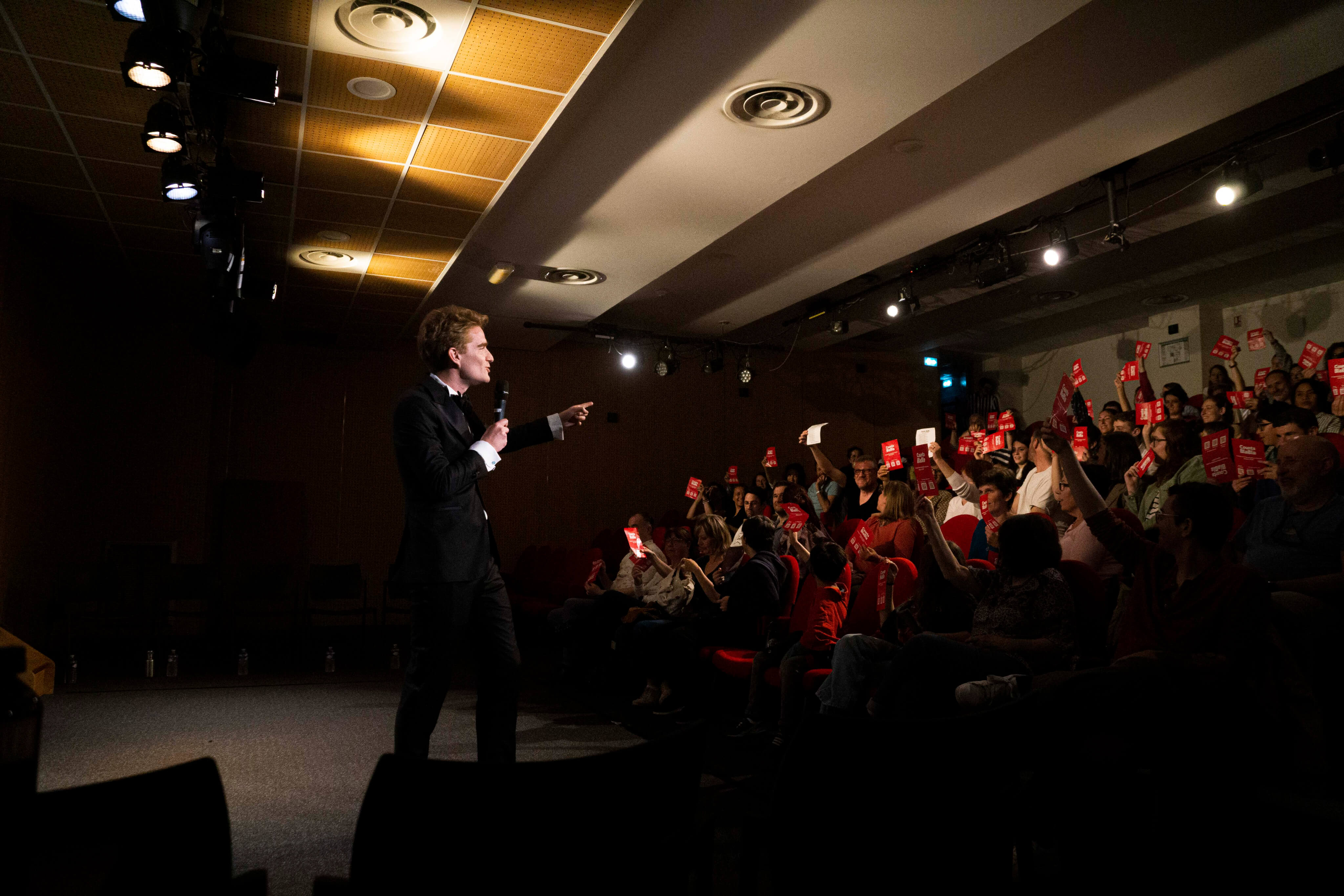 Match d’impro — photo dans la bulle Le public vote pendant un Match d’impro Counta Blabla.